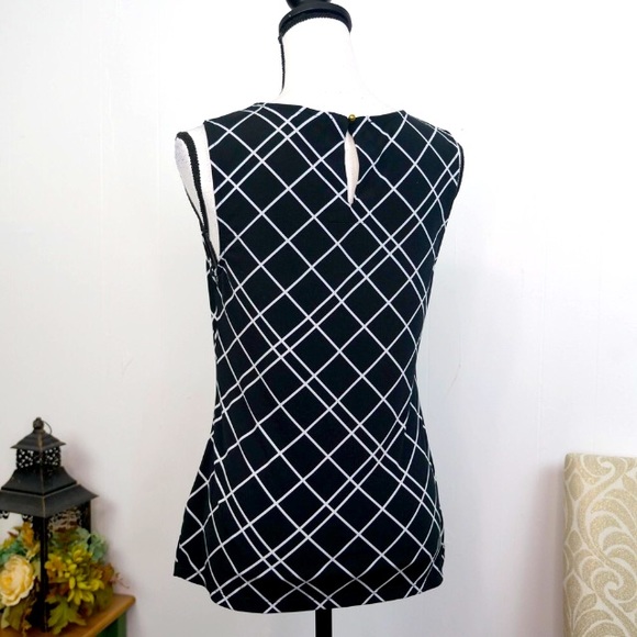 Banana Republic Sleeveless Blouse Size XS Black White Geometric Patterned Top - Picture 2 of 7
